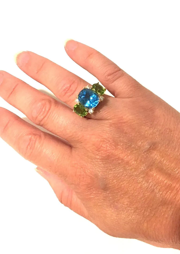 18kt Yellow Gold Medium GUM DROP™ three stone Ring with Blue Topaz Diamonds