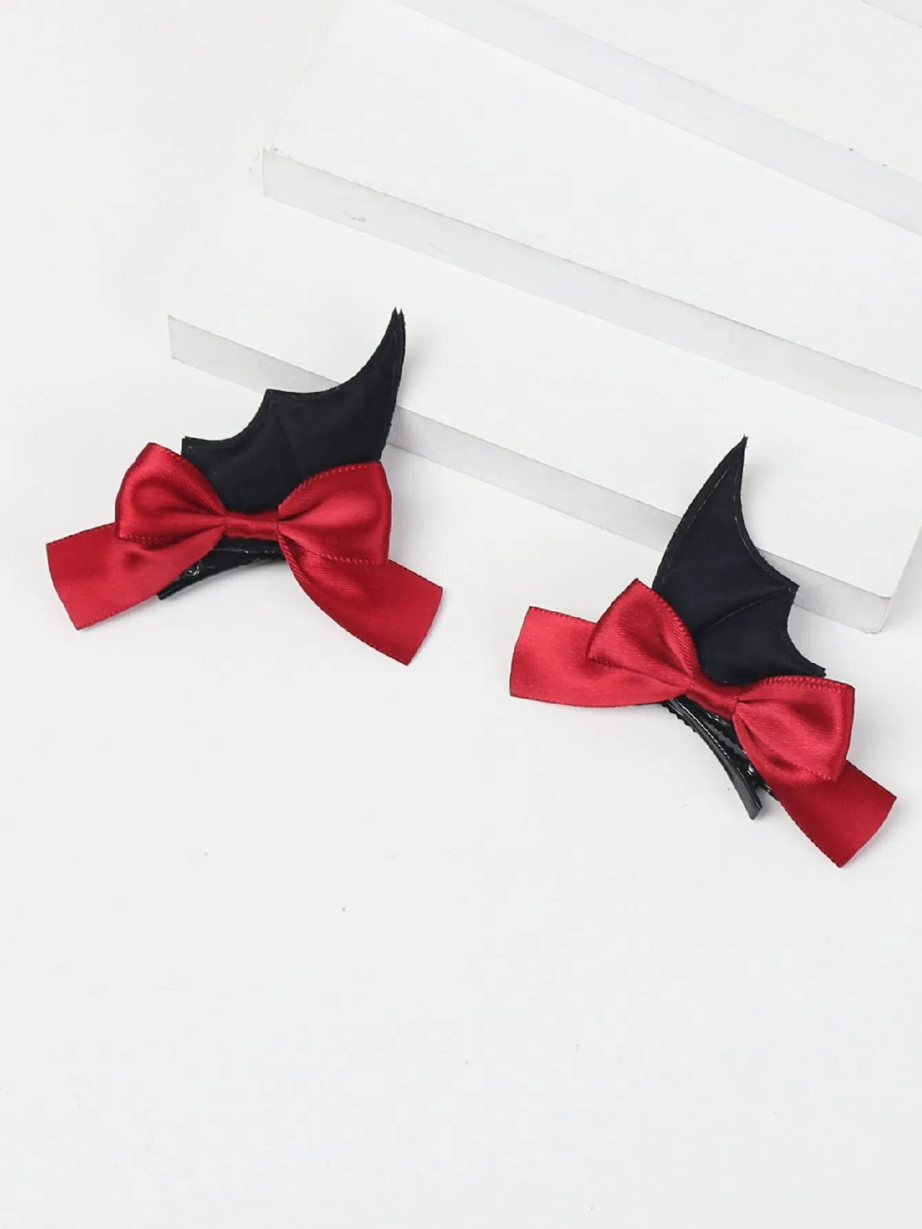 2pcs Halloween Themed Decorative Bat Hair Clips for Women Barrette Styling Hair