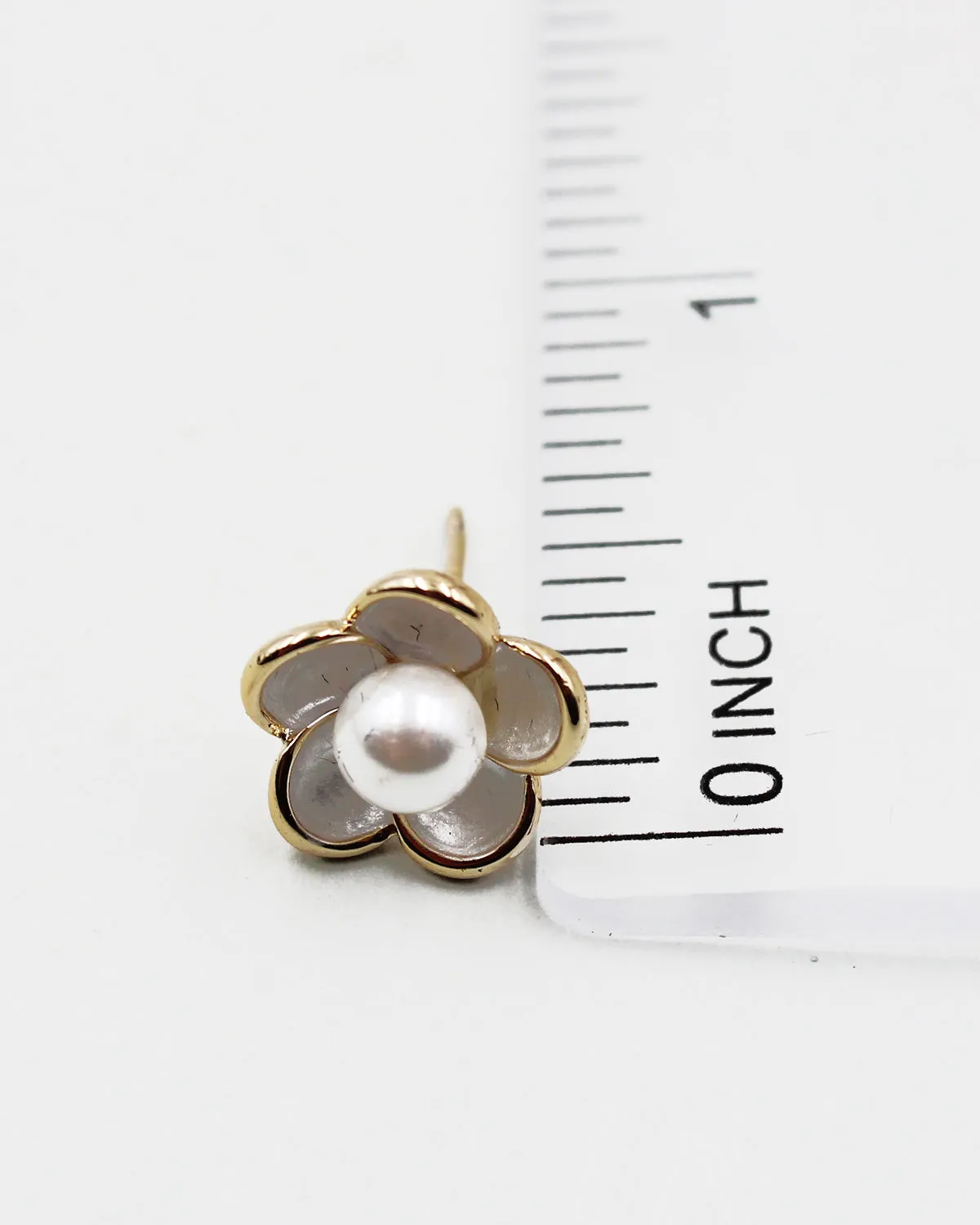 Pearl Center Flower Stud Earrings